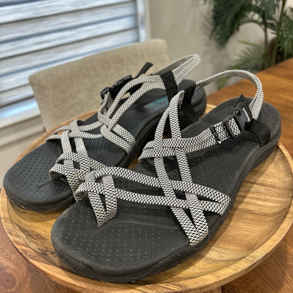 Skechers reggae irie Mon size 9 Black and White Sandals with Durable Outsole